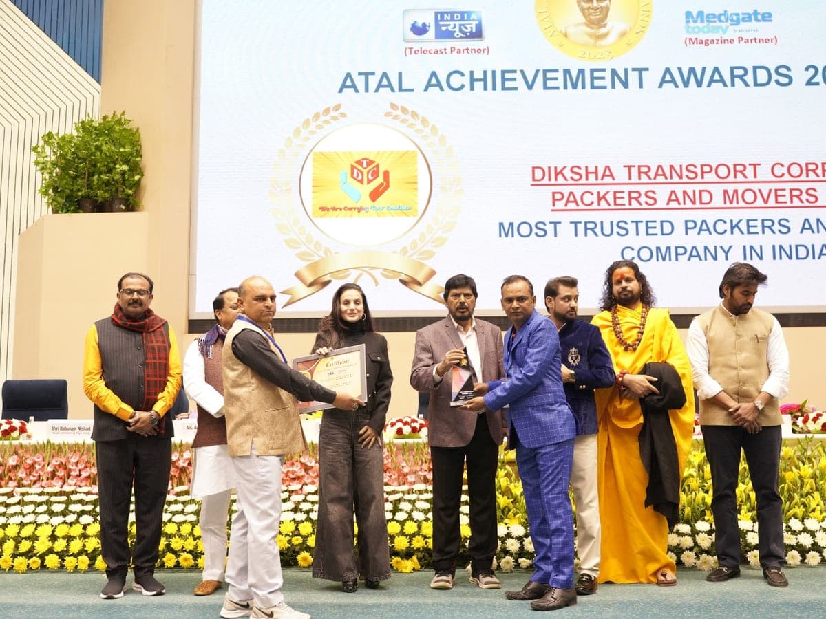 The Diksha team receiving a certificate and trophy on stage at the Atal Achievement Awards 2023